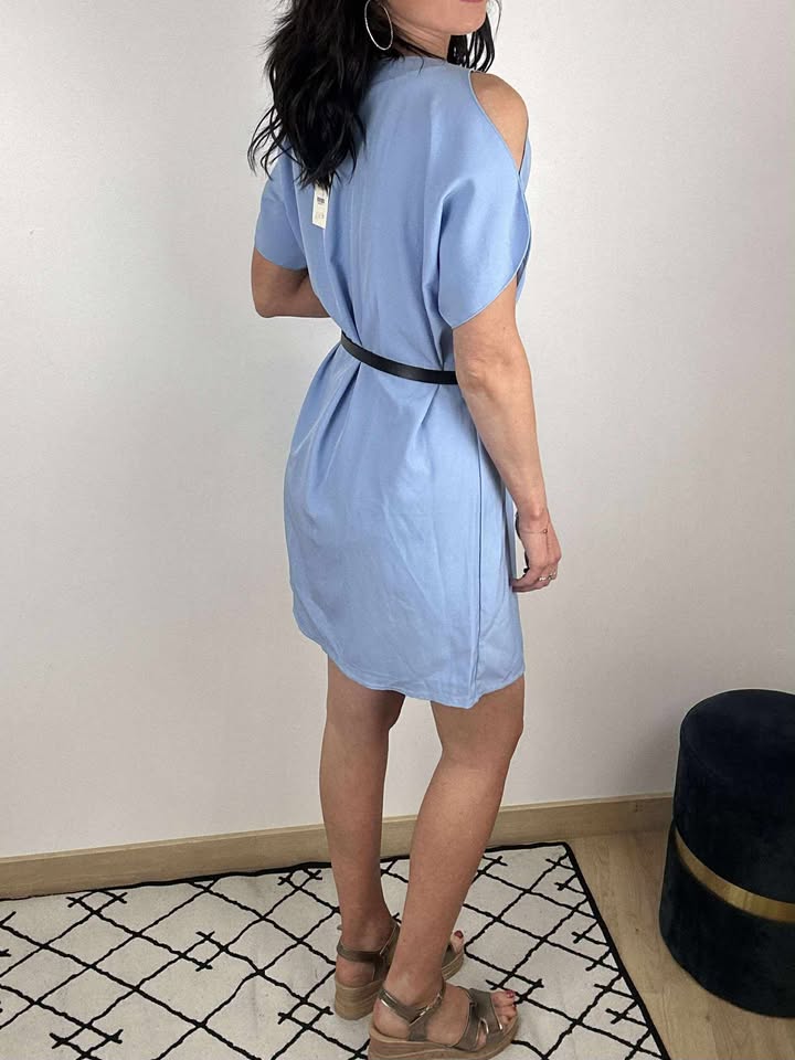 Robe à épaules dénudées à ceinture
