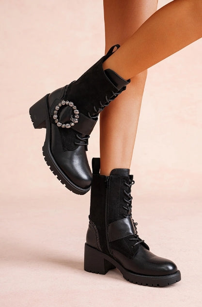Bottines à talon carré avec lacets et ornement en chaîne latérale