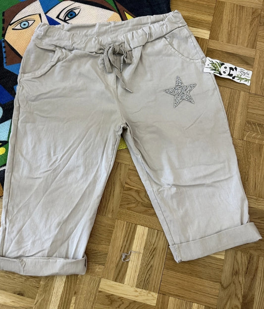 Pantacourt avec poches sur les côtés et patch étoile