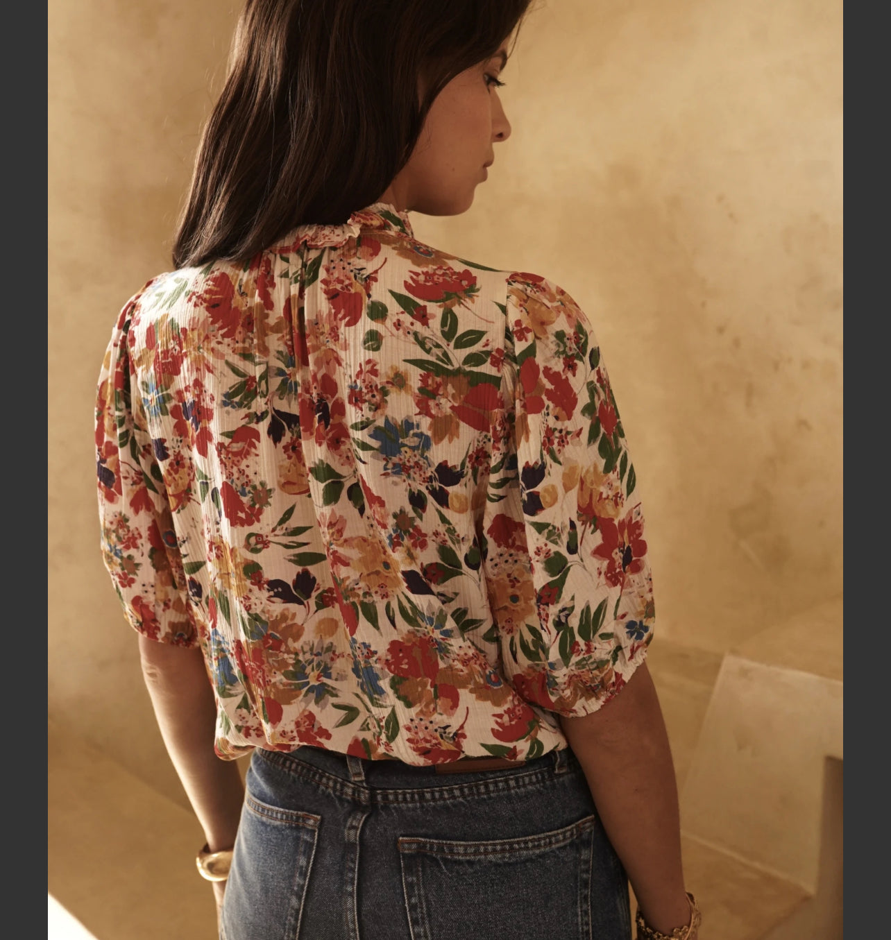 Blouse fleurie aux couleurs éclatantes.