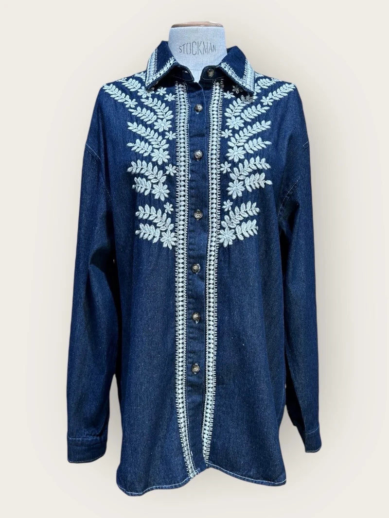 Blouse effet jean sublimée par de délicates broderies.
