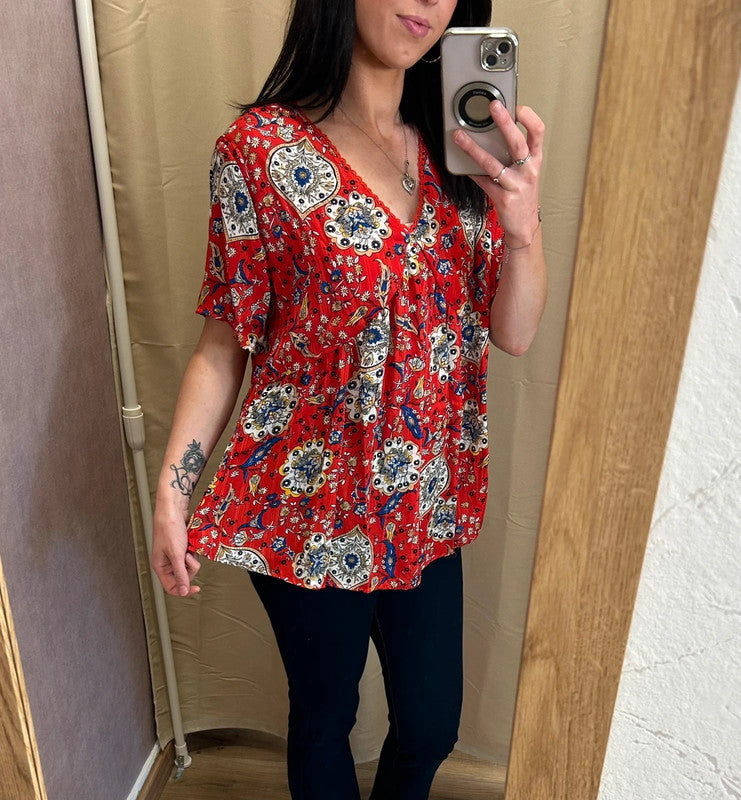 Top imprimé fleuri rouge doré