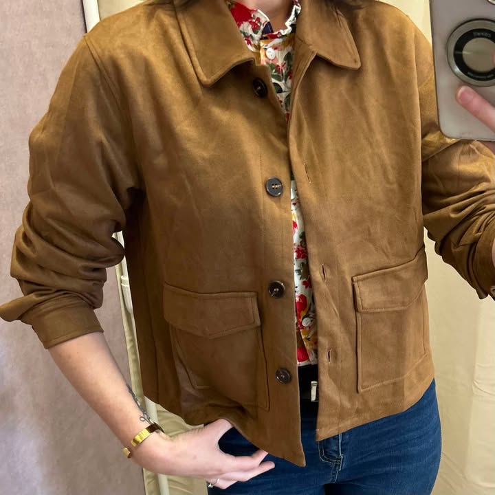 Veste effet daim à col et poches - style structuré et tendance.