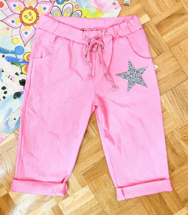 Pantacourt avec poches sur les côtés et patch étoile