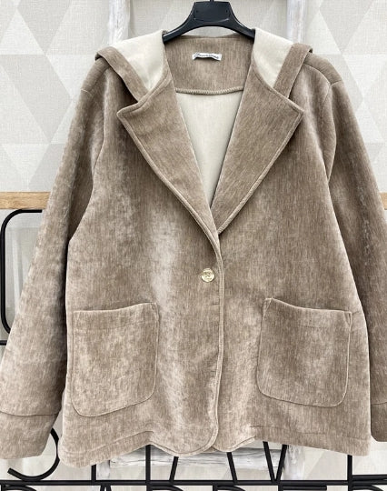 Veste à bouton, avec poches et broche