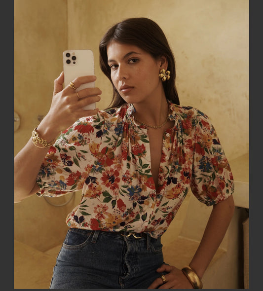Blouse fleurie aux couleurs éclatantes.
