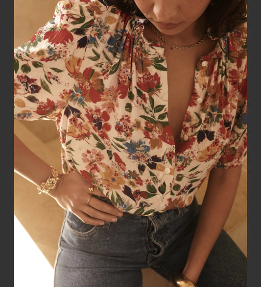 Blouse fleurie aux couleurs éclatantes.