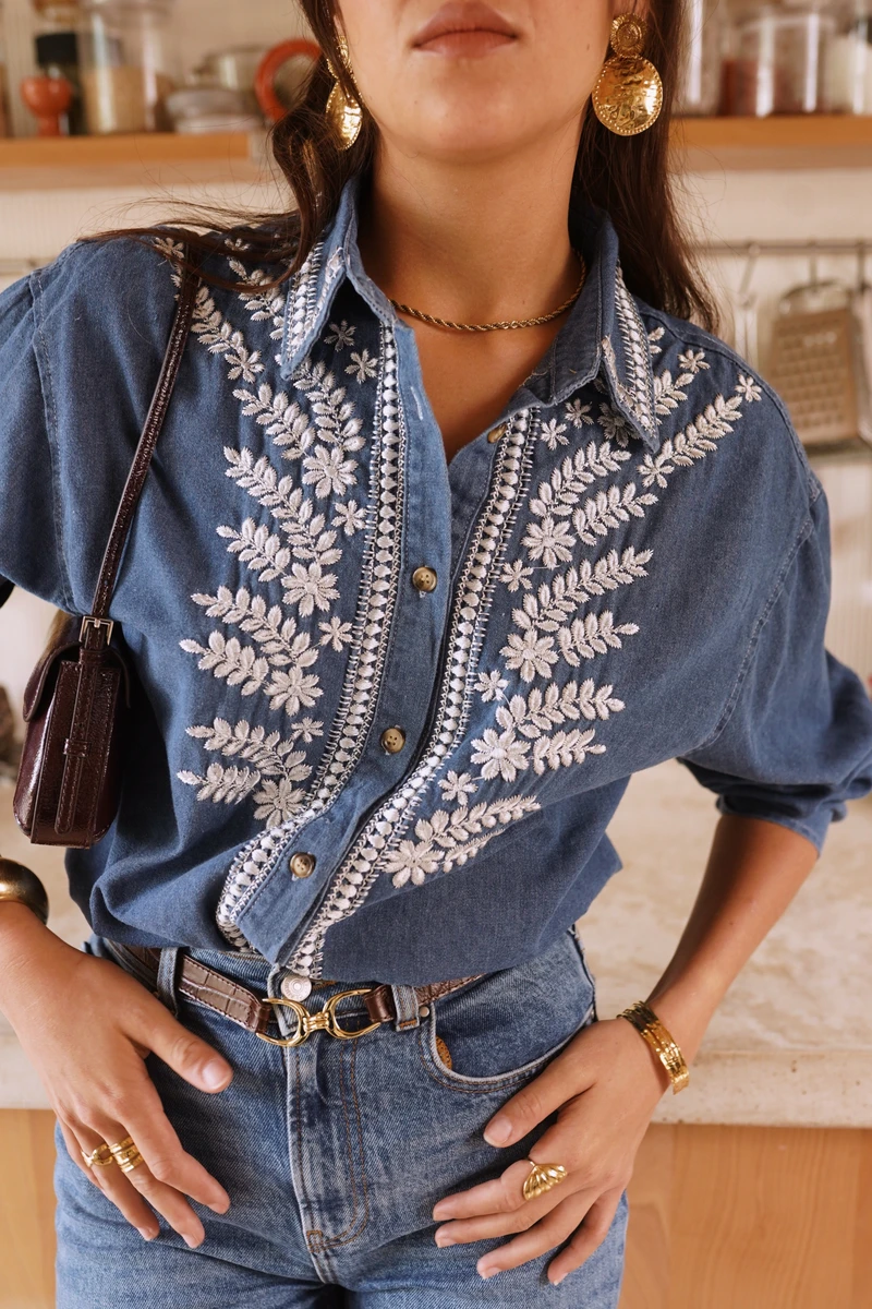 Blouse effet jean sublimée par de délicates broderies.
