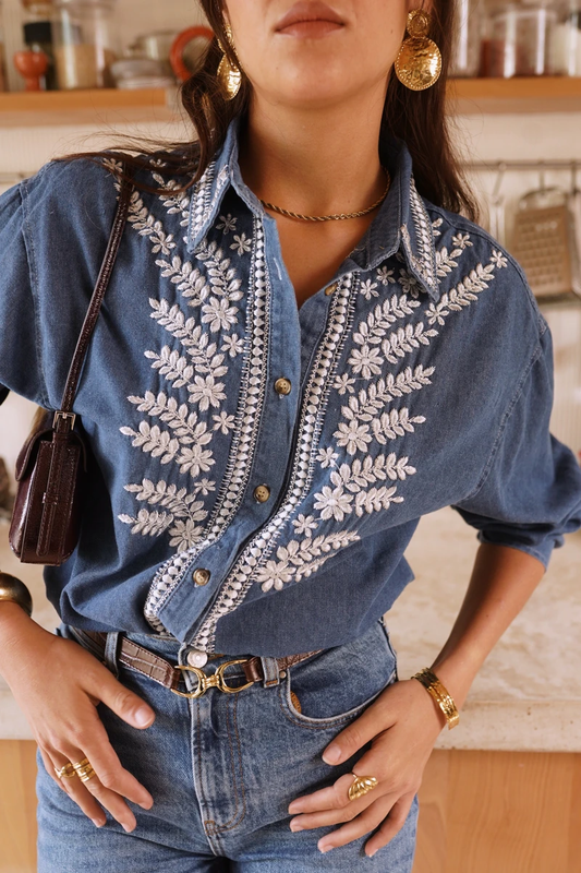 Blouse effet jean sublimée par de délicates broderies.