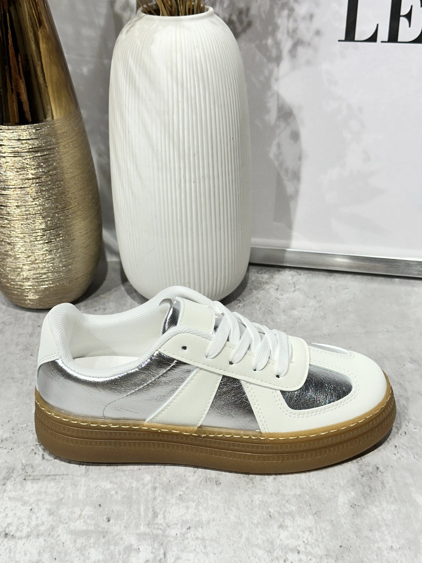 Baskets femme avec semelle couleur gomme